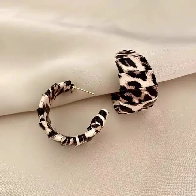 925
