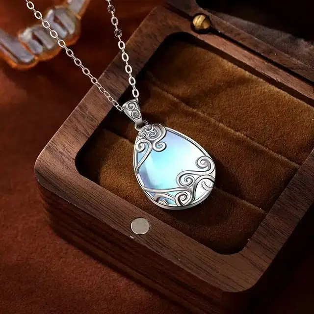 925