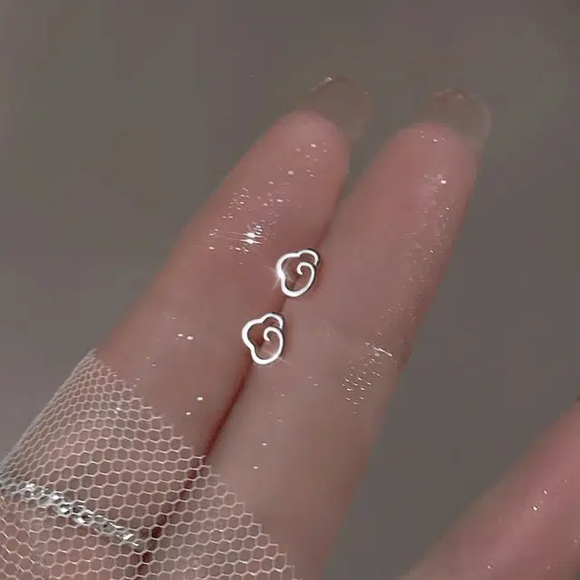 925