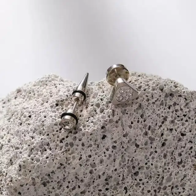 925