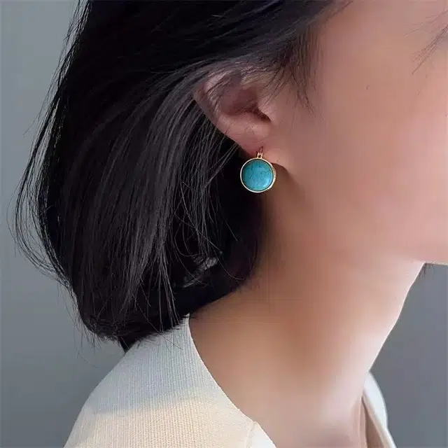 925