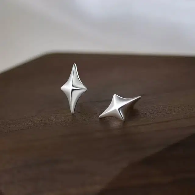 925