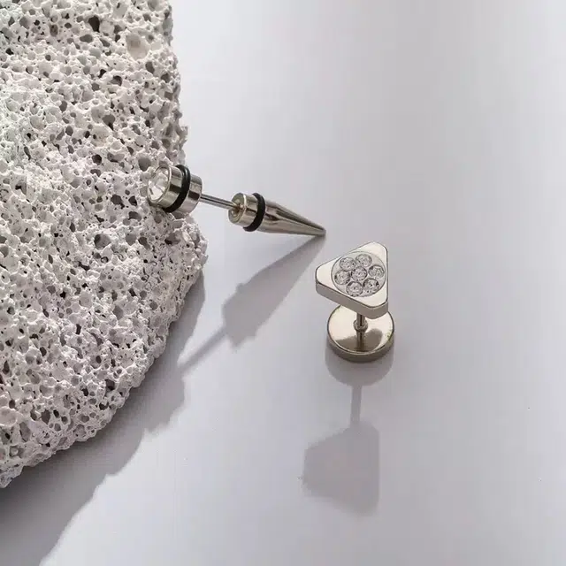 925