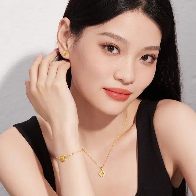 六福珠宝 几何金鳞黄光面耳饰送礼 足金 按克计价 黄金耳钉 女款 赠七彩首饰盒