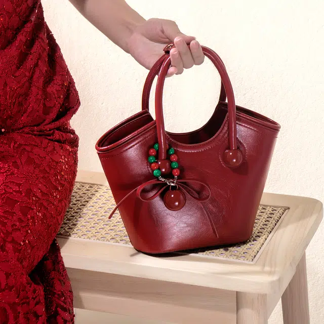 爱尔绅特 爱心菜篮子樱桃托特包单肩斜挎新娘包婚包 人造革 手提包 常规 女款 红色