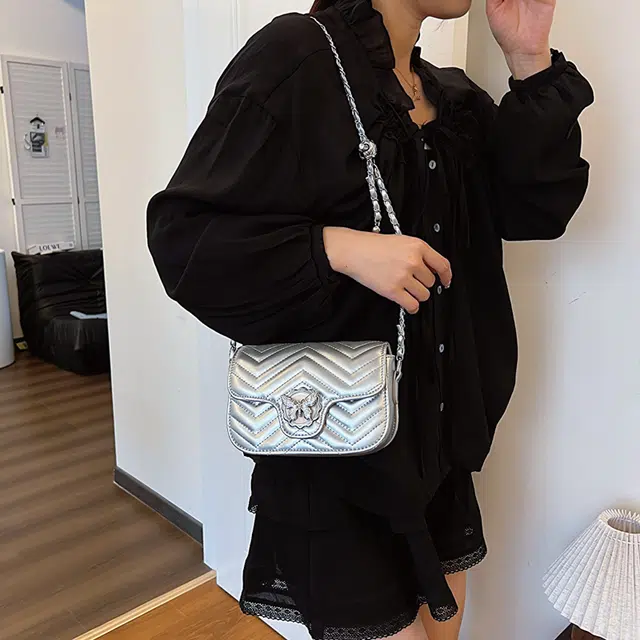 爱尔绅特 银蝴蝶设计百搭休闲 人造革 斜挎包 女款 白色/银色/黑色