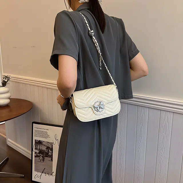 爱尔绅特 银蝴蝶设计百搭休闲 人造革 斜挎包 女款 白色/银色/黑色