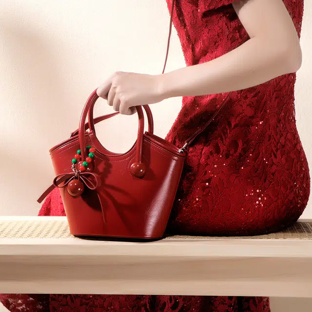 爱尔绅特 爱心菜篮子樱桃托特包单肩斜挎新娘包婚包 人造革 手提包 常规 女款 红色