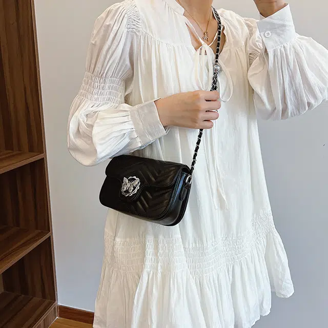 爱尔绅特 银蝴蝶设计百搭休闲 人造革 斜挎包 女款 白色/银色/黑色