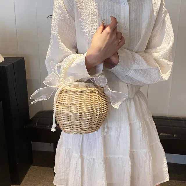 爱尔绅特 简约甜美纯手工编织包包 珍珠提手草编藤编 婚礼手办礼包 蕾丝蝴蝶结水桶包 草 手提包 女款 多色