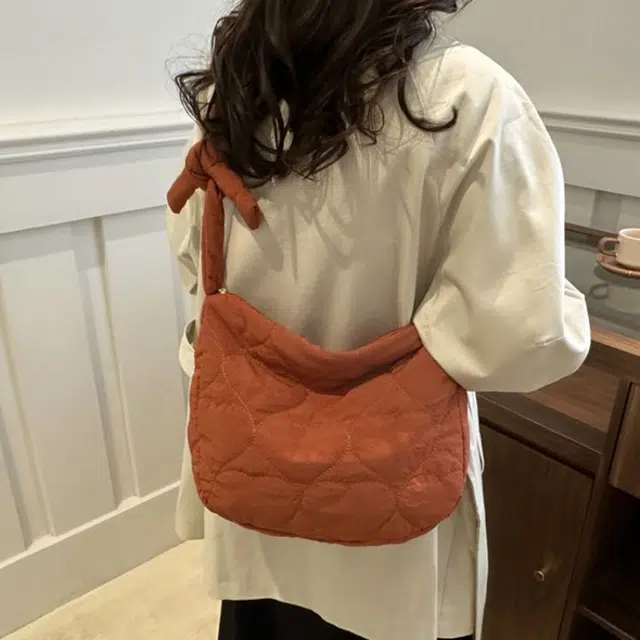 爱尔绅特 休闲简约日常通勤时尚百搭 尼龙布 斜挎单肩包 常规 女款 桔色米白色黑色红色紫色卡其色绿色