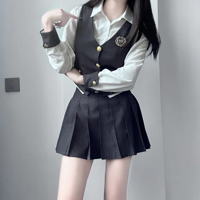 九条喵 尖领长袖衬衫单排扣马甲纯色高腰百褶短裙制服 女款