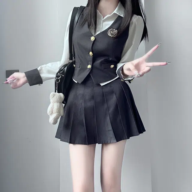 九条喵 尖领长袖衬衫单排扣马甲纯色高腰百褶短裙制服 女款