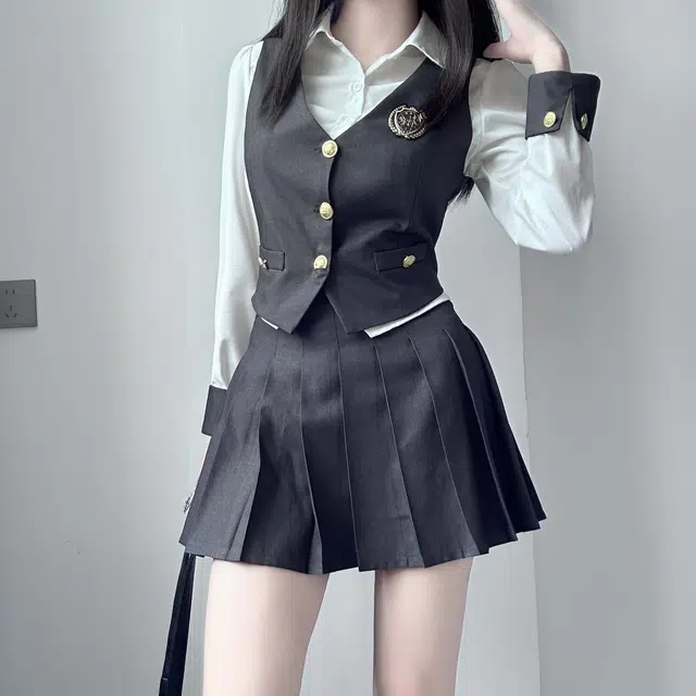 九条喵 尖领长袖衬衫单排扣马甲纯色高腰百褶短裙制服 女款