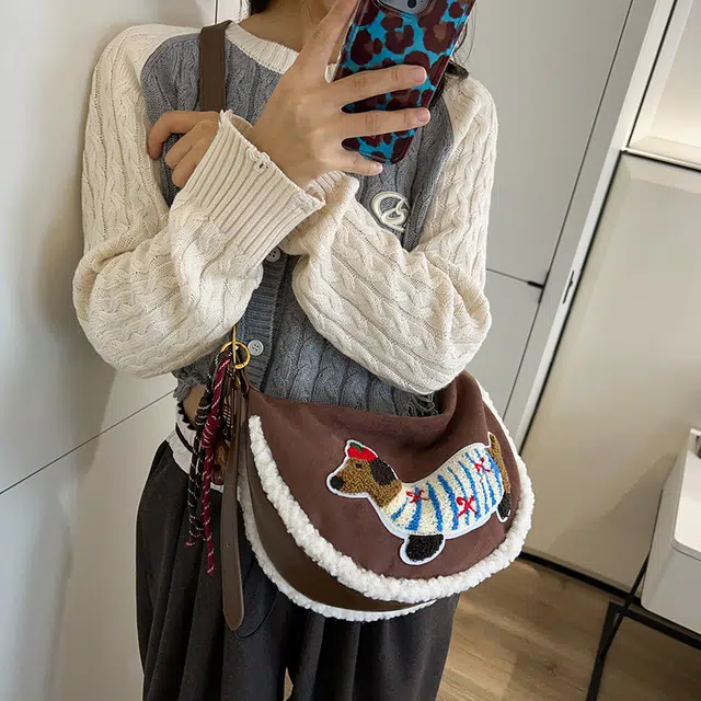 巴朗熊 可爱腊肠狗斜挎潮流学院风时尚百搭饺子包休闲美拉德 麂皮绒 单肩包 常规 女款 多色