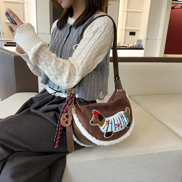 巴朗熊 可爱腊肠狗斜挎潮流学院风时尚百搭饺子包休闲美拉德 麂皮绒 单肩包 常规 女款 多色