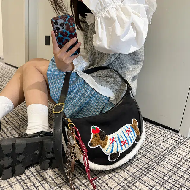 巴朗熊 可爱腊肠狗斜挎潮流学院风时尚百搭饺子包休闲美拉德 麂皮绒 单肩包 常规 女款 多色