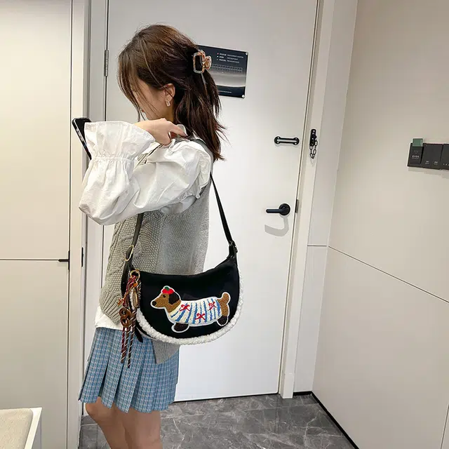 巴朗熊 可爱腊肠狗斜挎潮流学院风时尚百搭饺子包休闲美拉德 麂皮绒 单肩包 常规 女款 多色
