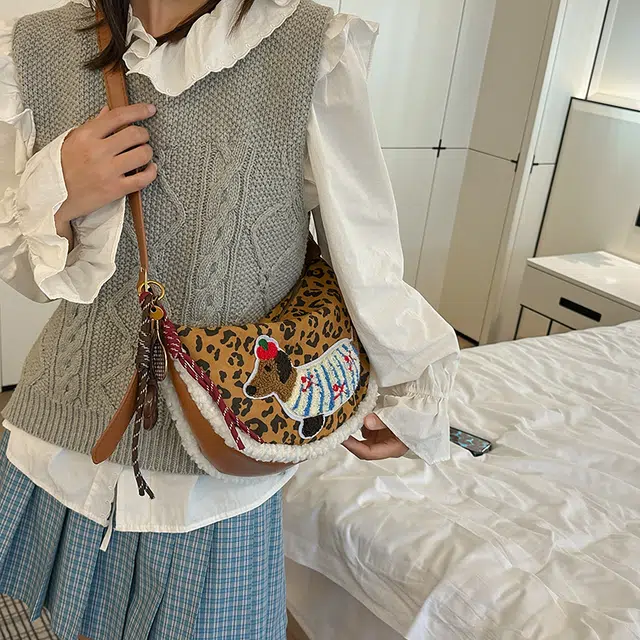巴朗熊 可爱腊肠狗斜挎潮流学院风时尚百搭饺子包休闲美拉德 麂皮绒 单肩包 常规 女款 多色