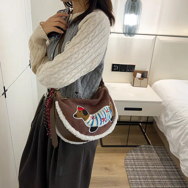 巴朗熊 可爱腊肠狗斜挎潮流学院风时尚百搭饺子包休闲美拉德 麂皮绒 单肩包 常规 女款 多色