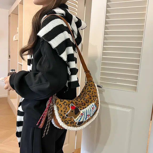 巴朗熊 可爱腊肠狗斜挎潮流学院风时尚百搭饺子包休闲美拉德 麂皮绒 单肩包 常规 女款 多色
