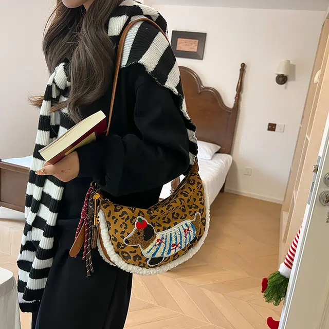 巴朗熊 可爱腊肠狗斜挎潮流学院风时尚百搭饺子包休闲美拉德 麂皮绒 单肩包 常规 女款 多色