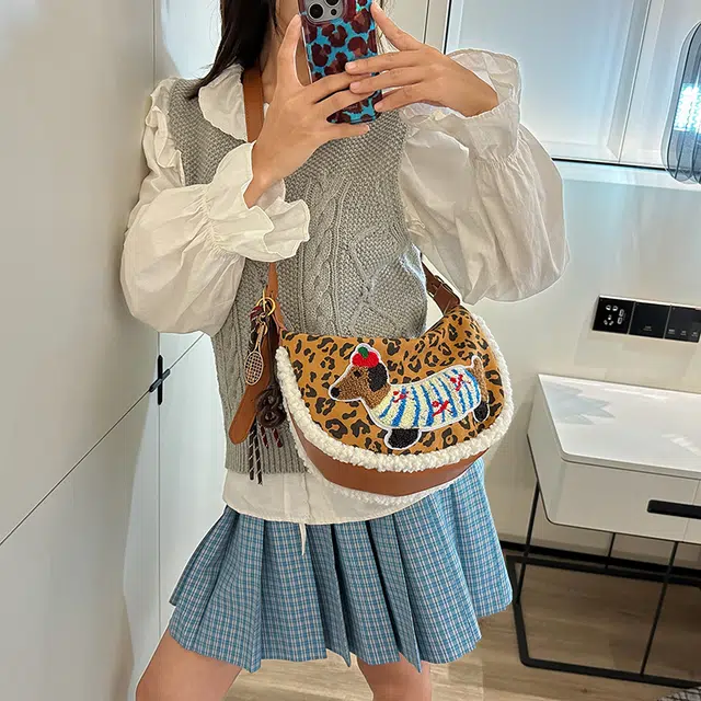 巴朗熊 可爱腊肠狗斜挎潮流学院风时尚百搭饺子包休闲美拉德 麂皮绒 单肩包 常规 女款 多色
