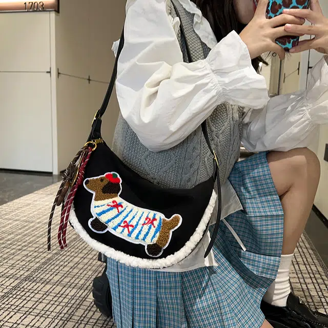 巴朗熊 可爱腊肠狗斜挎潮流学院风时尚百搭饺子包休闲美拉德 麂皮绒 单肩包 常规 女款 多色