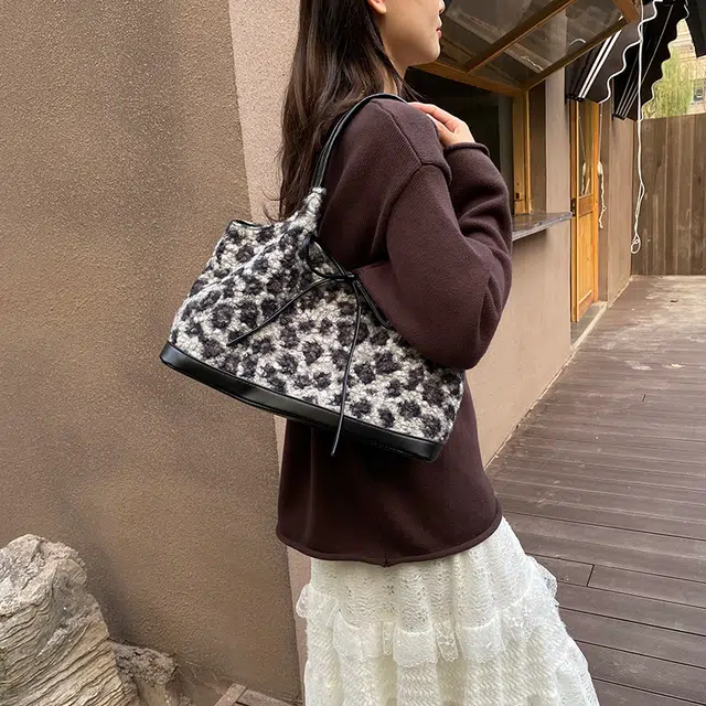 巴朗熊 休闲简约日常通勤时尚百搭 羊羔毛 手提单肩包 女款 多色