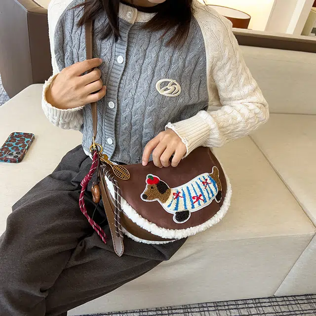 巴朗熊 可爱腊肠狗斜挎潮流学院风时尚百搭饺子包休闲美拉德 麂皮绒 单肩包 常规 女款 多色