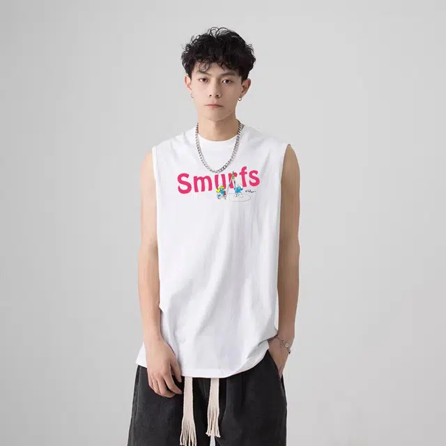 蓝精灵 圆规绘图姿态俏皮铅笔充满活力多元有趣美式趣味卡通印花舒适时尚潮流简约风纯色圆领宽松无袖背心 男女同款