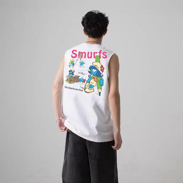 蓝精灵 圆规绘图姿态俏皮铅笔充满活力多元有趣美式趣味卡通印花舒适时尚潮流简约风纯色圆领宽松无袖背心 男女同款