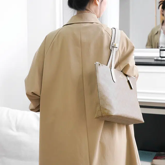 coachzip top tote30