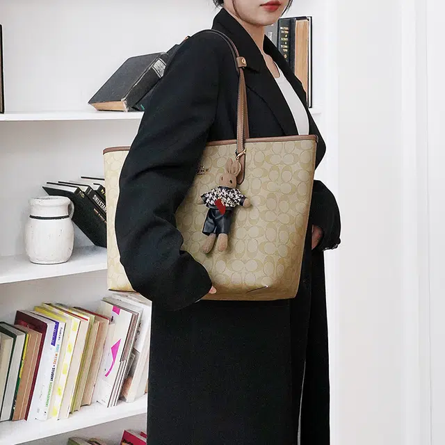 coachzip top tote30