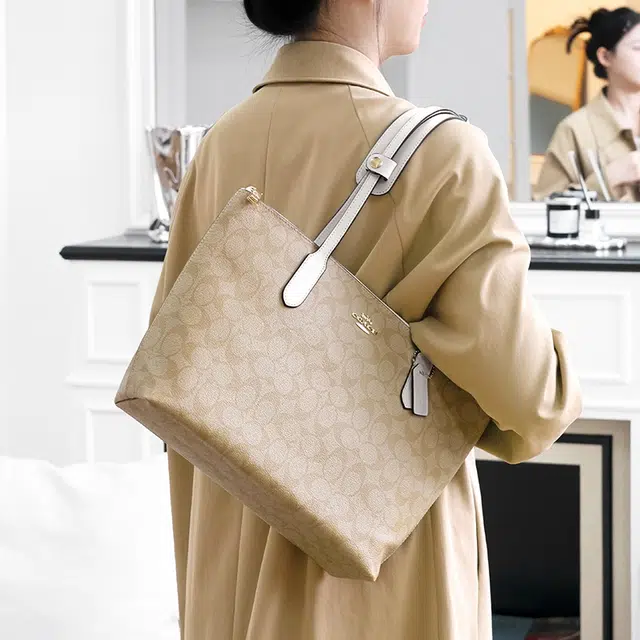 coachzip top tote30