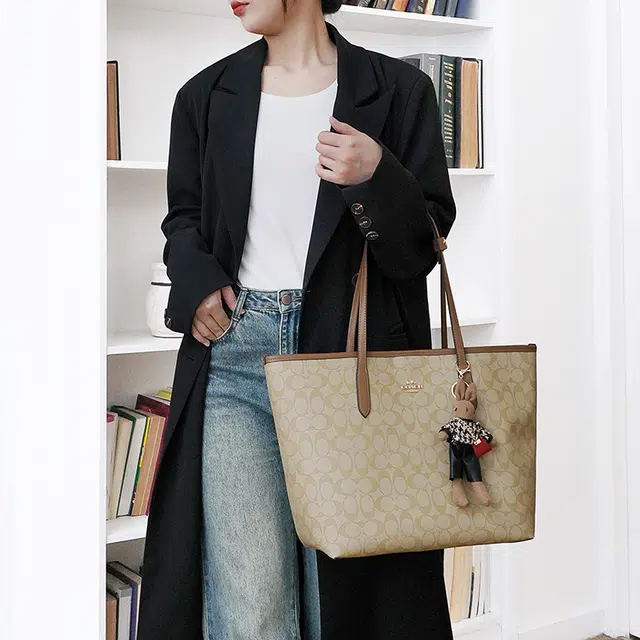 coachzip top tote30