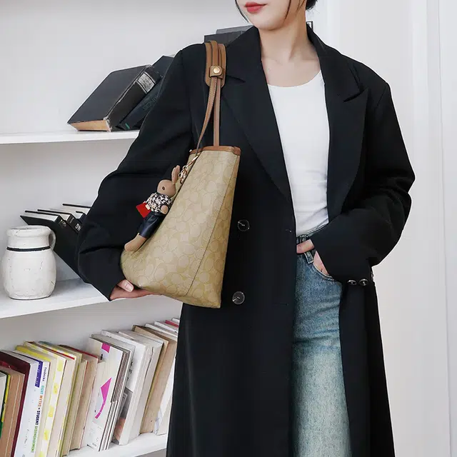 coachzip top tote30