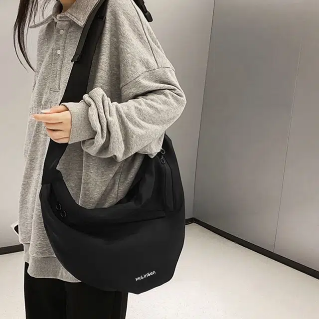木林森 山本风暗黑街头休闲慵懒风大容量防泼水上下骑行通勤时尚潮流百搭邮差包 尼龙 单肩包饺子包斜挎包 常规 男女同款情侣款 黑色