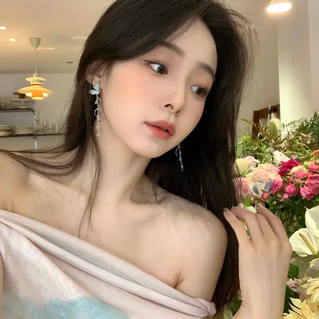925