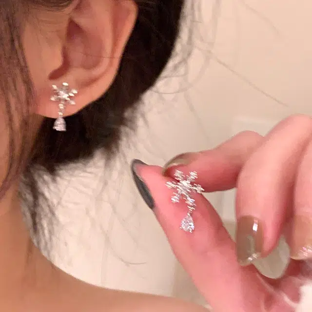 芒果饰品 精致温柔闪耀高亮闪锆雪花 铜 耳环 女款