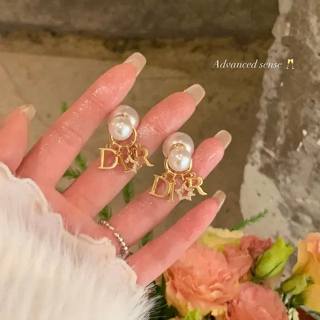 芒果饰品 优雅时尚精致感字母后挂式 铜 耳环 女款