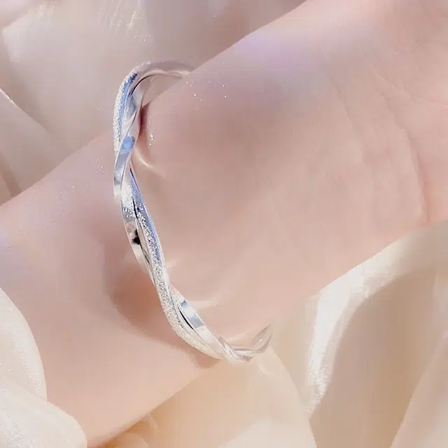 925