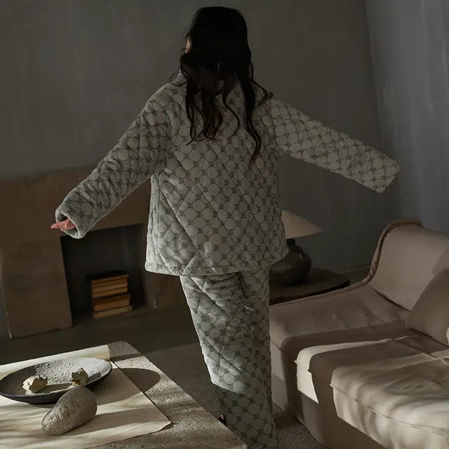 同语 寒冬保暖服 × 三层夹棉 睡衣女秋冬季三层夹棉珊瑚绒加厚款套装女士可外穿加绒家居服 家居套装 女款 月亮灰字母网格