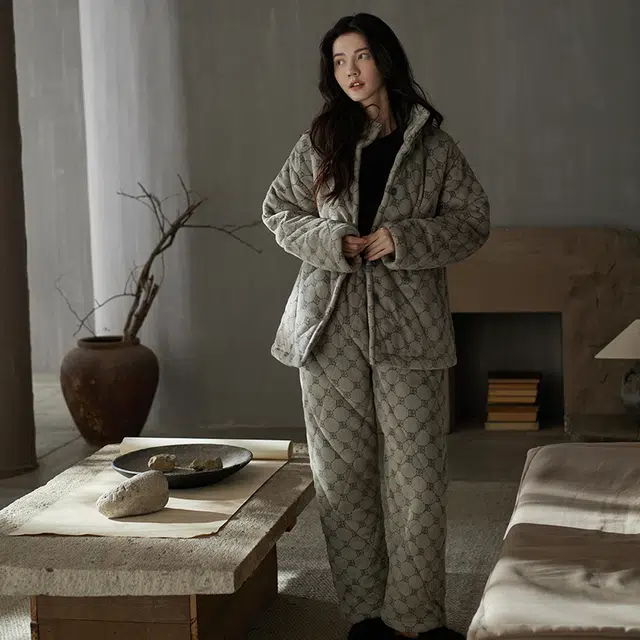 同语 寒冬保暖服 × 三层夹棉 睡衣女秋冬季三层夹棉珊瑚绒加厚款套装女士可外穿加绒家居服 家居套装 女款 月亮灰字母网格