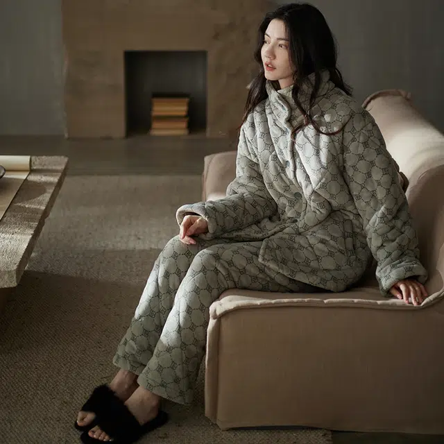 同语 寒冬保暖服 × 三层夹棉 睡衣女秋冬季三层夹棉珊瑚绒加厚款套装女士可外穿加绒家居服 家居套装 女款 月亮灰字母网格