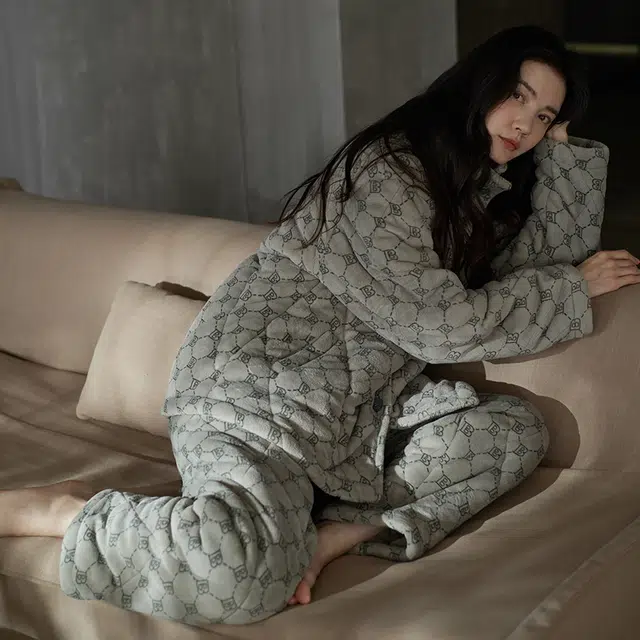 同语 寒冬保暖服 × 三层夹棉 睡衣女秋冬季三层夹棉珊瑚绒加厚款套装女士可外穿加绒家居服 家居套装 女款 月亮灰字母网格