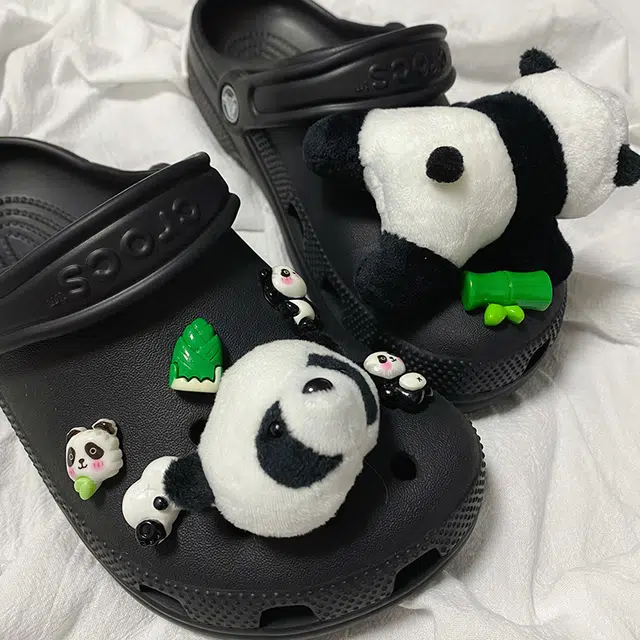 US8ACC Crocs