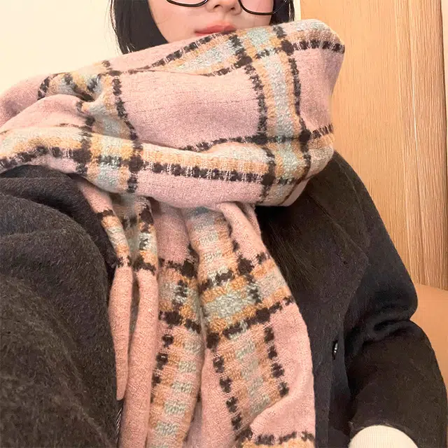雅鹿优选 嫩粉色格子氛围感可爱格纹百搭保暖 聚酯纤维 绒线围巾 男女同款情侣款
