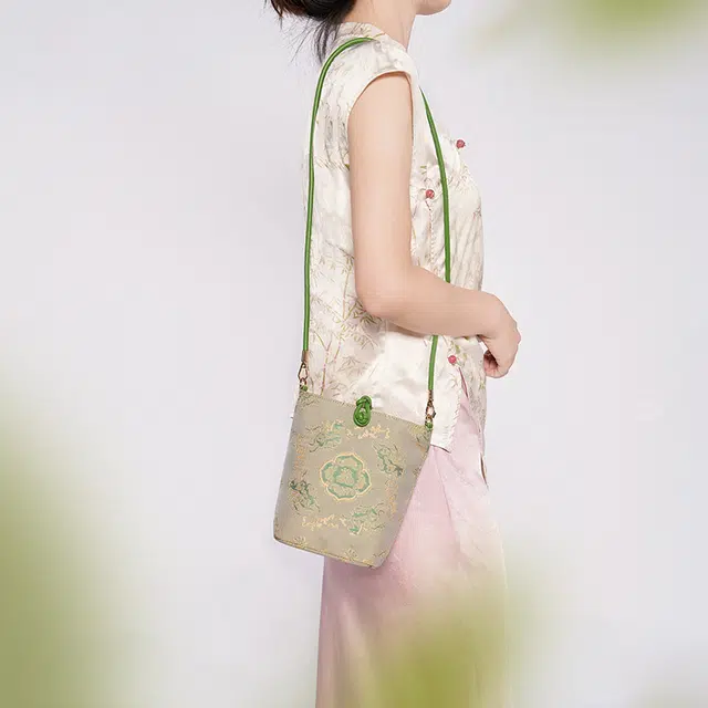 大英博物馆 东方梦境系列 一骑芳华提花手机包 国风 新中式 古典雅致 织物 斜挎包 常规 女款 绿色