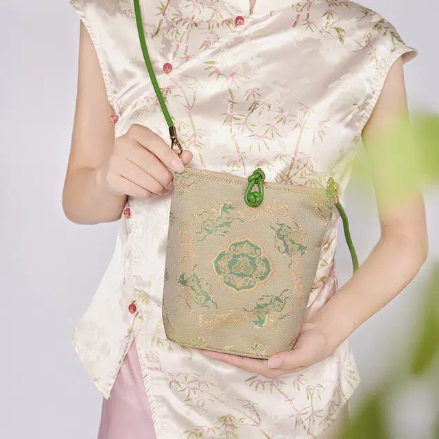 大英博物馆 东方梦境系列 一骑芳华提花手机包 国风 新中式 古典雅致 织物 斜挎包 常规 女款 绿色